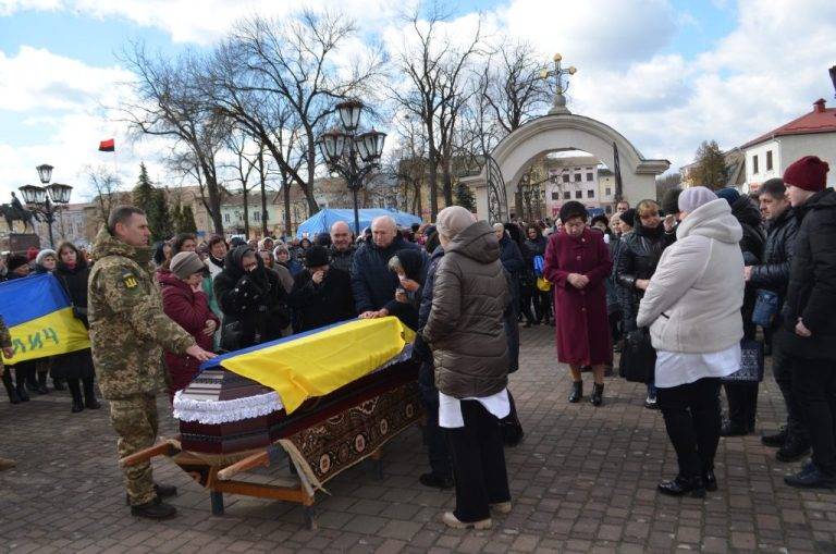 «На щиті» повернувся до рідного дому на Франківщину захисник Василь Васенда