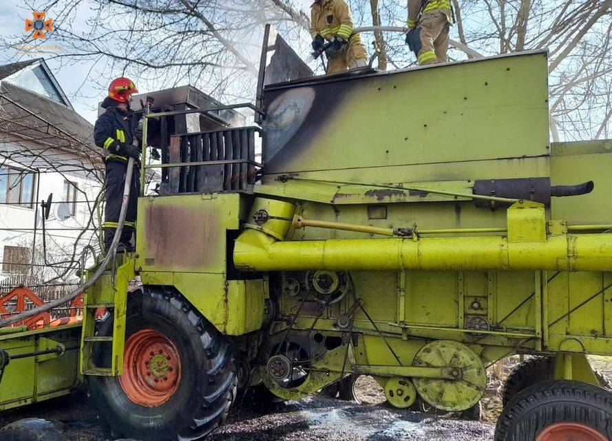 У Галицькій громаді трапилася пожежа - горів комбайн