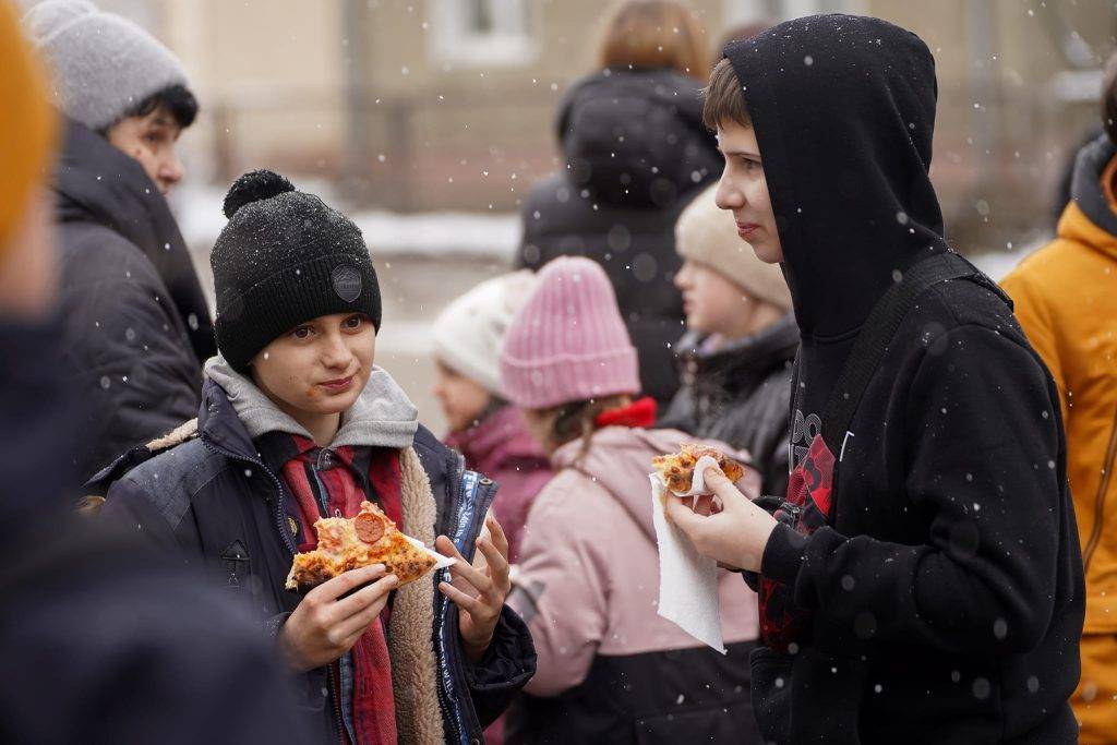 У Коломиї благодійники пригощали всіх охочих безкоштовною піцою