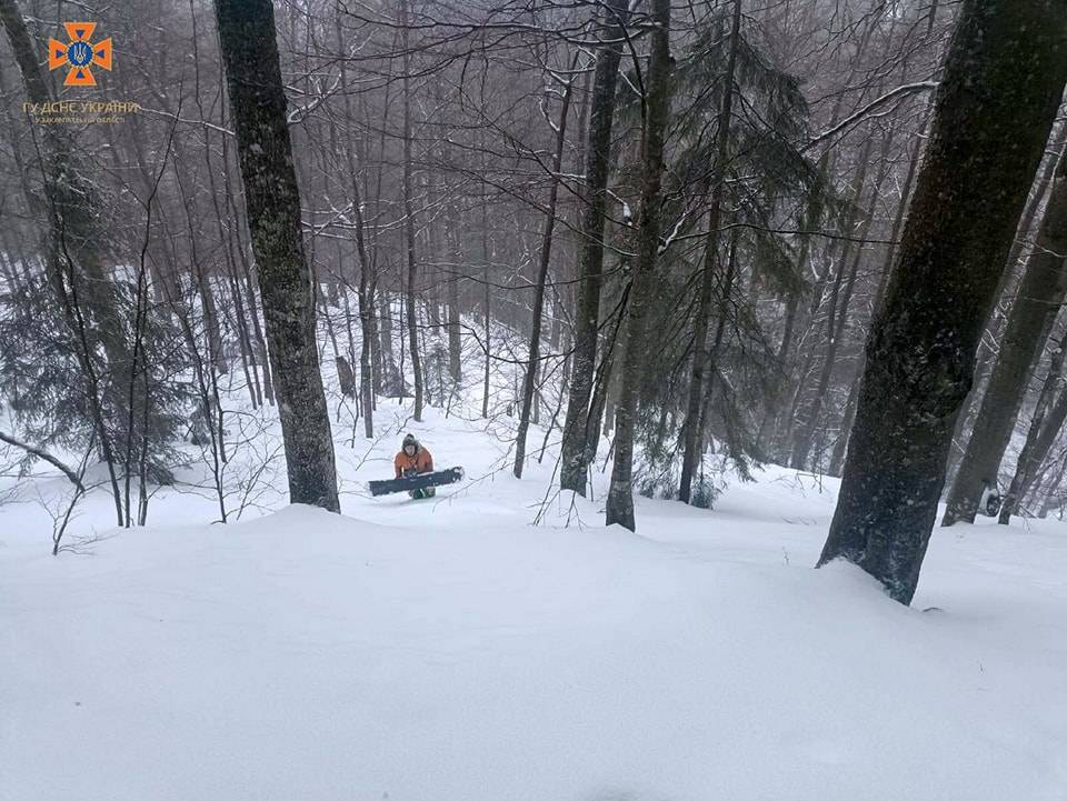 У Карпатах сноубордист в тумані з'їхав не у той бік: його шукали дві групи рятувальників