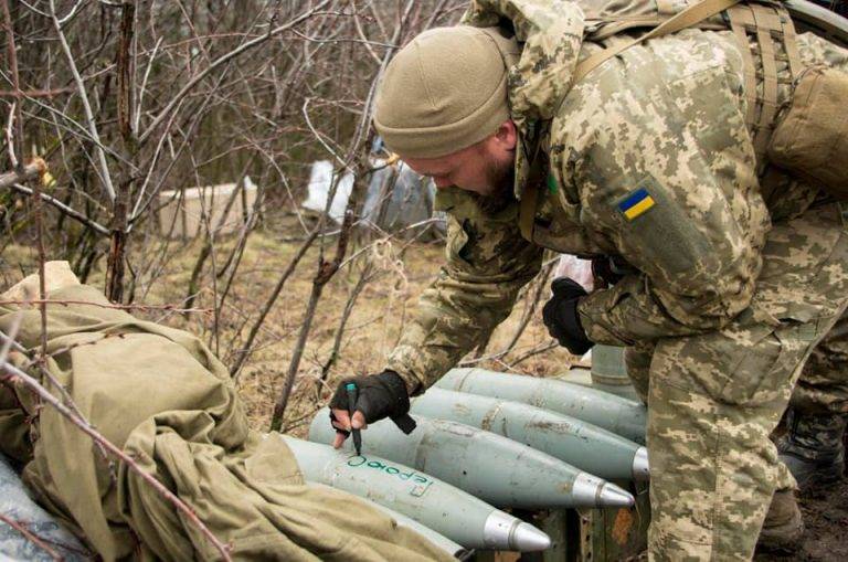 Під Бахмутом "Вовки Да Вінчі" вшановують пам'ять загиблого комбата, підписуючи снаряди "Герою слава" 