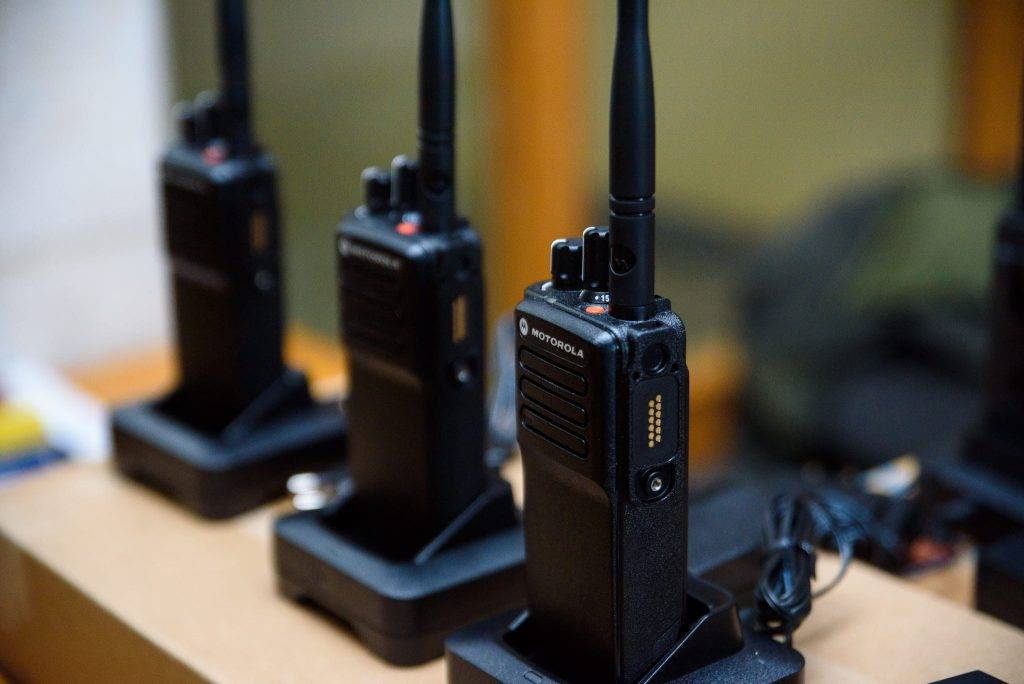 Прикарпатським військовим передали 65 портативних радіостанцій Motorola
