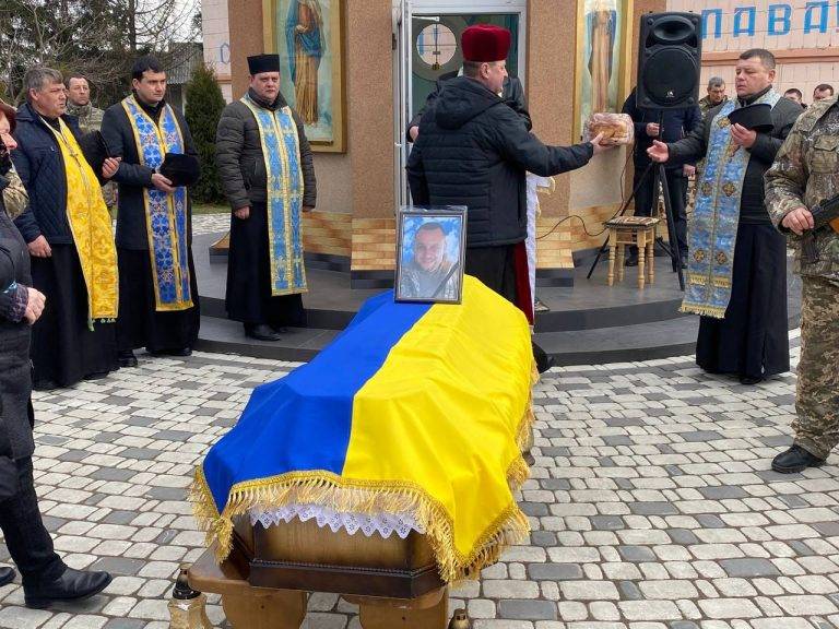 У Городенці на колінах зустріли тіло загиблого воїна Юрія Соповського