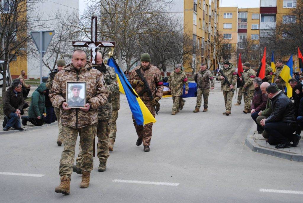 На Франківщині на колінах зустріли полеглого Героя Івана Белея