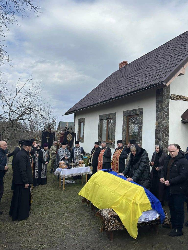 Громада на Коломийщині попрощалася з полеглим солдатом Миколою Венгренюком