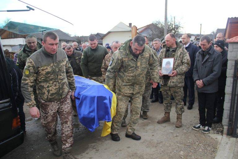 На Франківщині живим коридором слави зустріли загиблого на війні бійця Петра Гав’яка