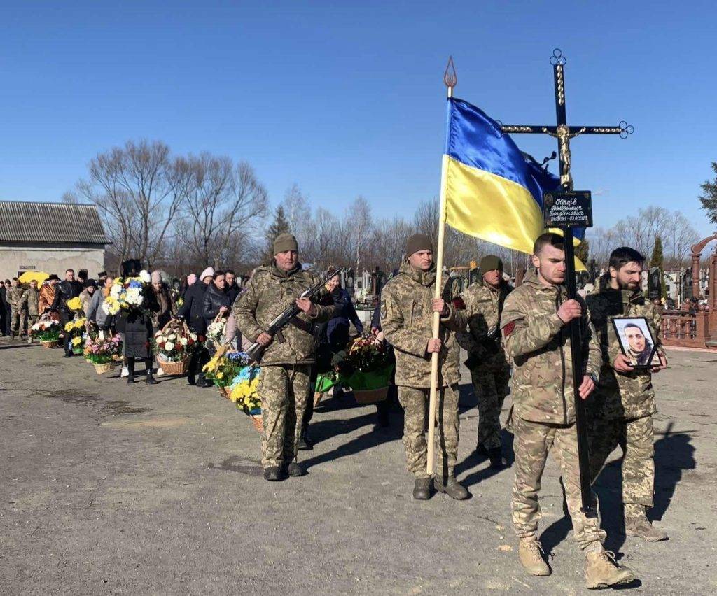Надвірнянська громада провела в останню путь 33-річного Героя Володимира Юрціва