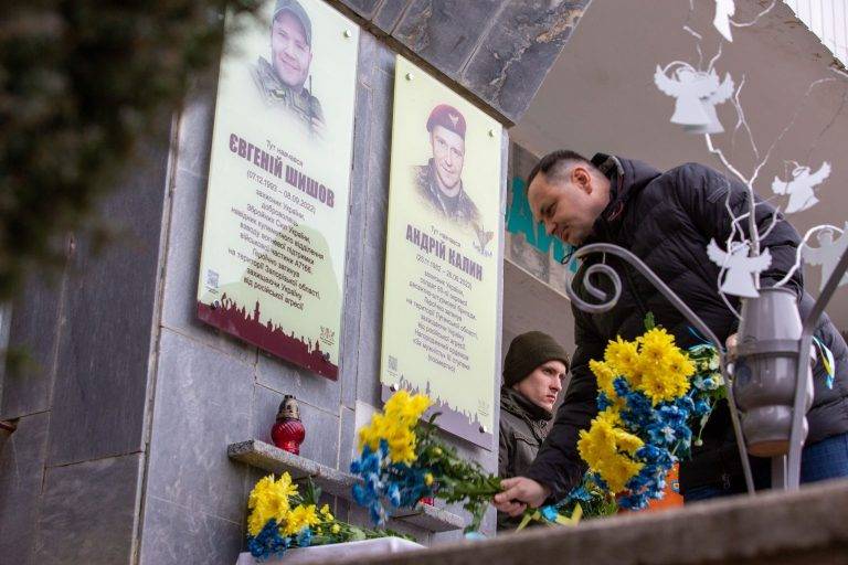 У Франківську відкрили пам’ятну дошку ще одному загиблому Герою