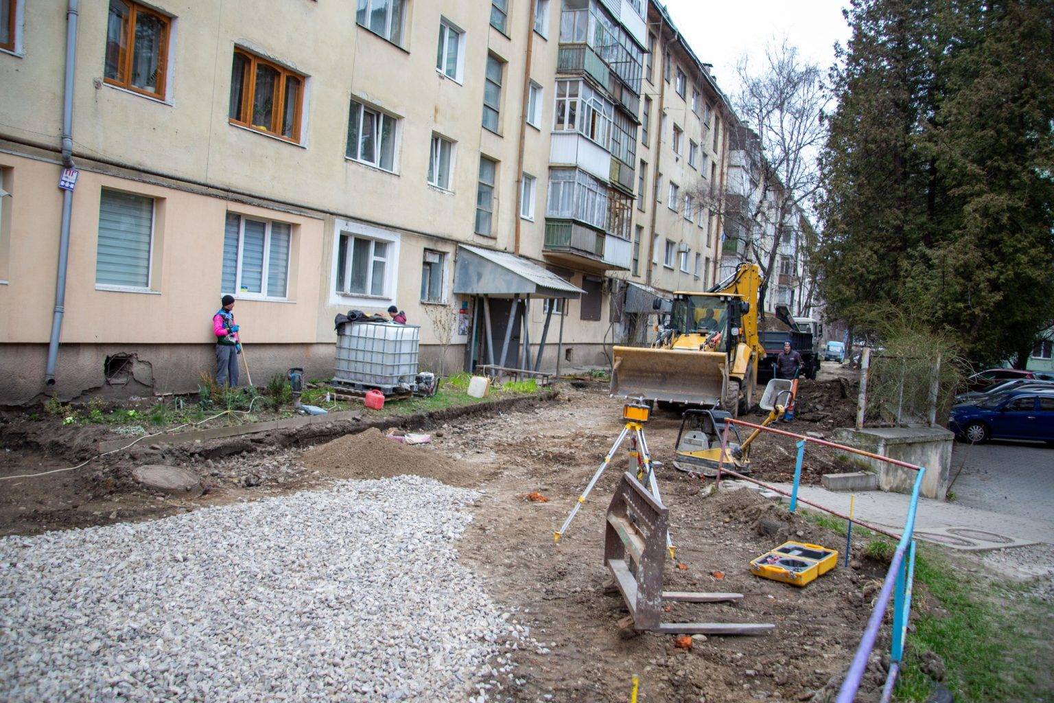 Люди чекали чотири роки,розпочали довгочікуваний ремонт,У дворі на Галицькій