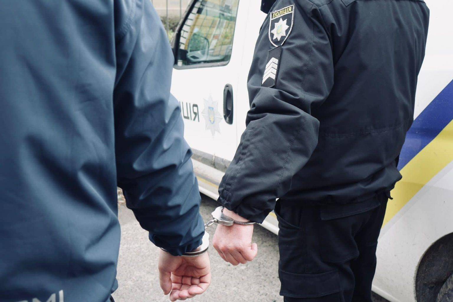 У Долині чоловік розбив вітрину магазину та викрав гроші - зловмисника затримали
