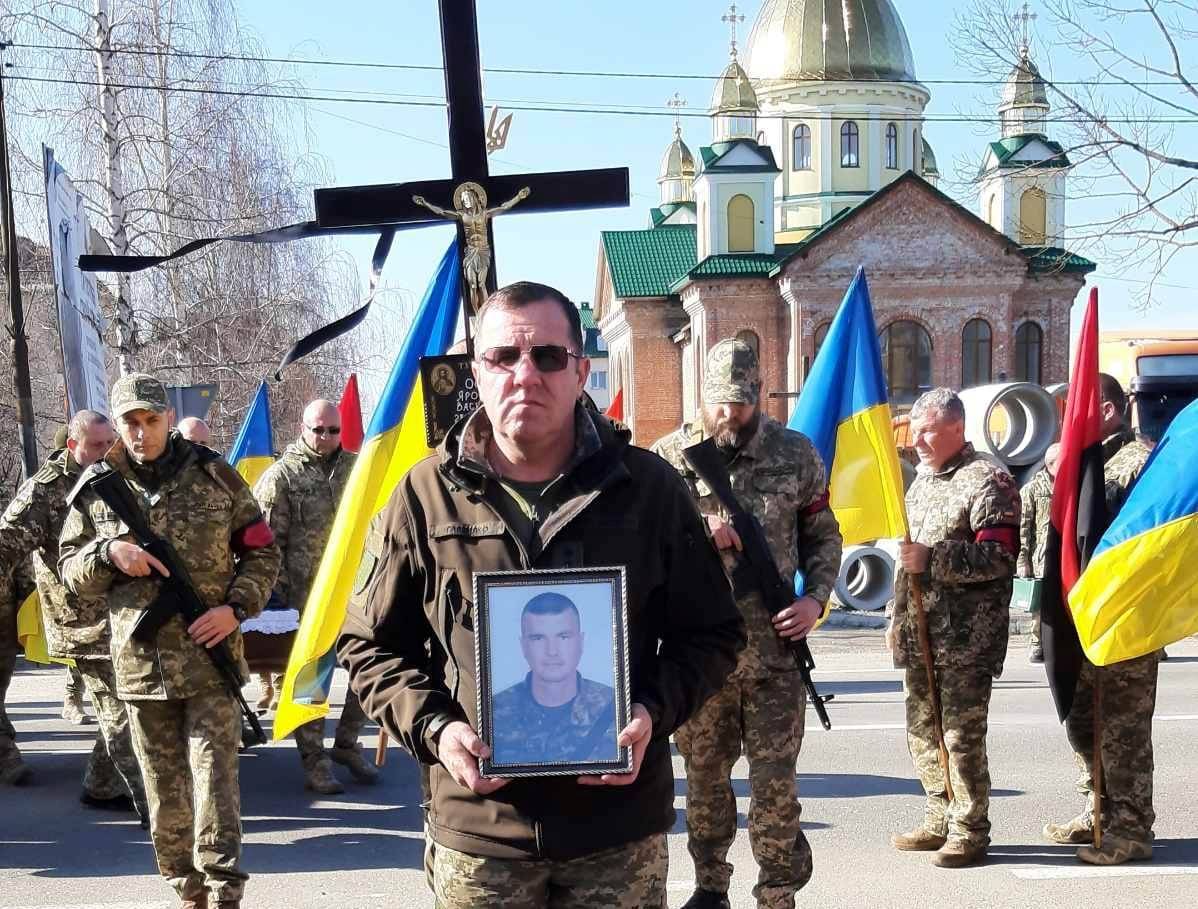 Жителі Богородчанської громади на колінах зустріли полеглого Героя Ярослава Остащука