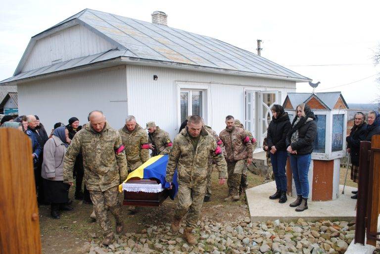 На Богородчанщині провели в останню путь молодого захисника, який загинув у боях за Україну