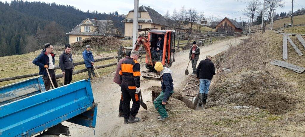 У Ворохті люди самотужки наводять лад на своїй вулиці
