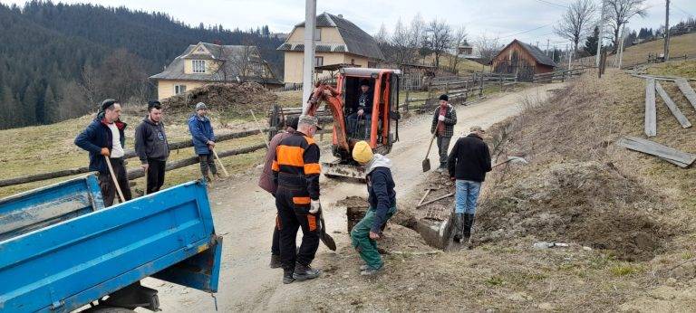  У Ворохті люди самотужки наводять лад на своїй вулиці