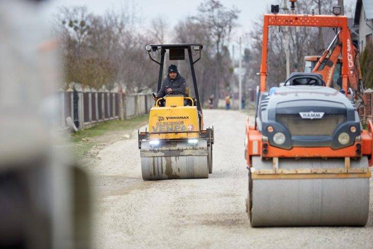 Між селами Підлужжя та Угорники взялися асфальтувати дорогу