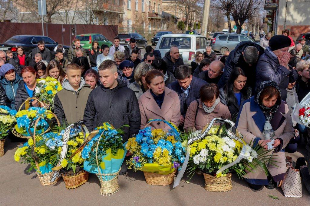 На колінах та зі сльозами на очах: в Калуші провели в останню путь двох Героїв. ФОТО