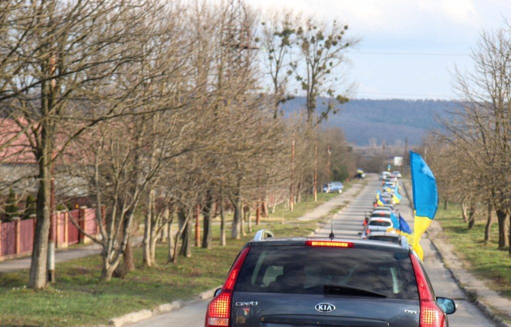 На колінах та зі сльозами на очах: в Калуші провели в останню путь двох Героїв. ФОТО