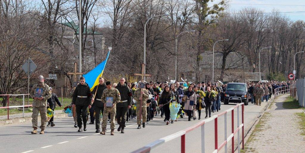 На колінах та зі сльозами на очах: в Калуші провели в останню путь двох Героїв. ФОТО