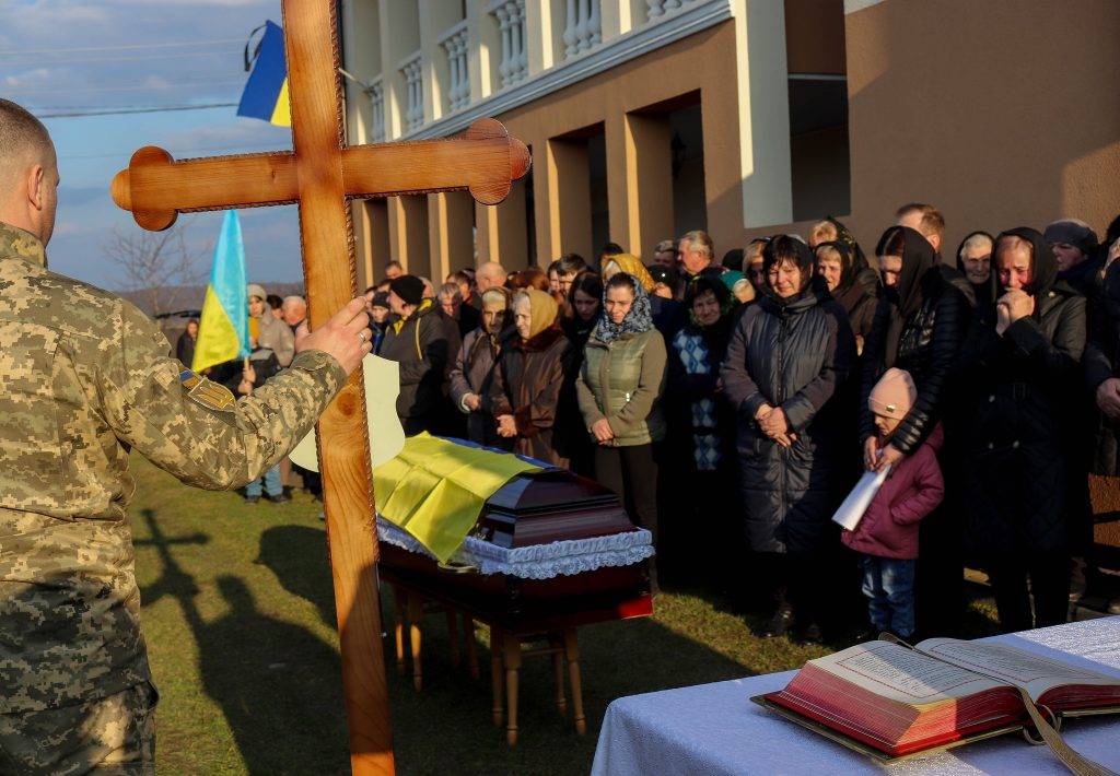 На колінах та зі сльозами на очах: в Калуші провели в останню путь двох Героїв. ФОТО