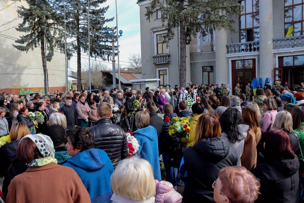 На колінах та зі сльозами на очах: в Калуші провели в останню путь двох Героїв. ФОТО