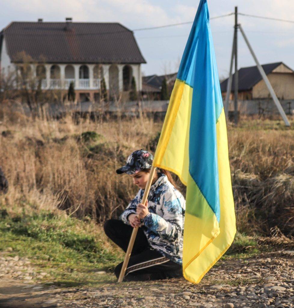 На колінах та зі сльозами на очах: в Калуші провели в останню путь двох Героїв. ФОТО