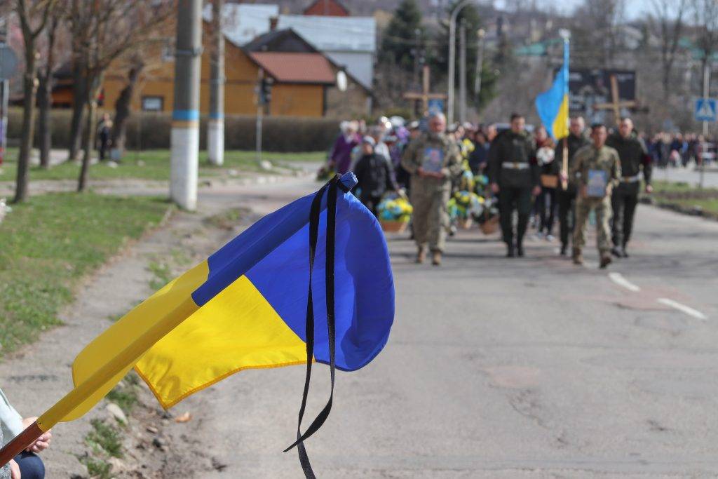 На колінах та зі сльозами на очах: в Калуші провели в останню путь двох Героїв. ФОТО