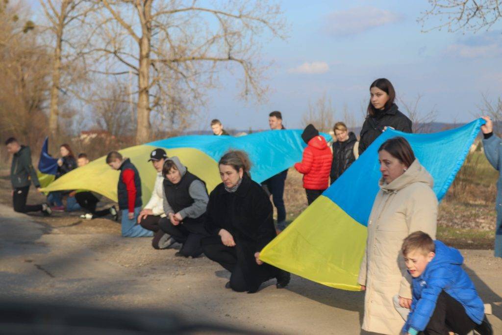 На колінах та зі сльозами на очах: в Калуші провели в останню путь двох Героїв. ФОТО