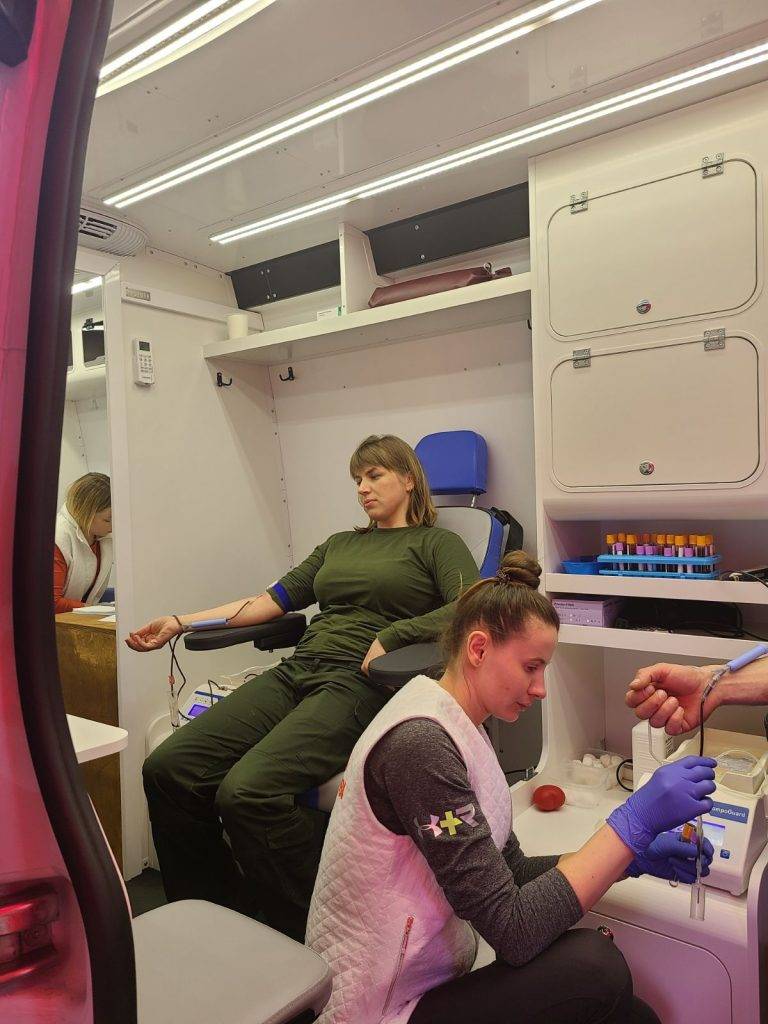 У центрі Франківська запрацював мобільний пункт забору крові для військових