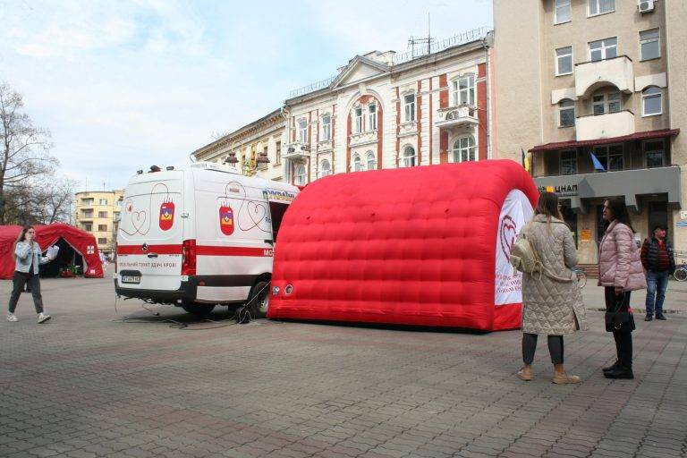 У центрі Франківська запрацював мобільний пункт забору крові для військових