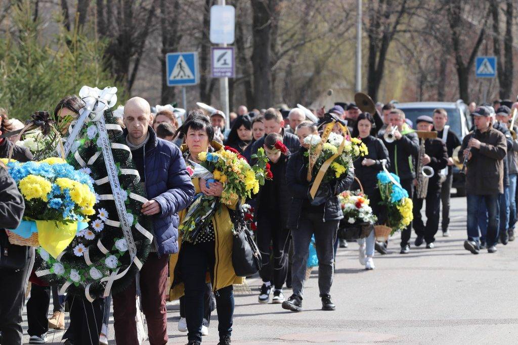 На колінах та зі сльозами на очах: в Калуші провели в останню путь двох Героїв. ФОТО