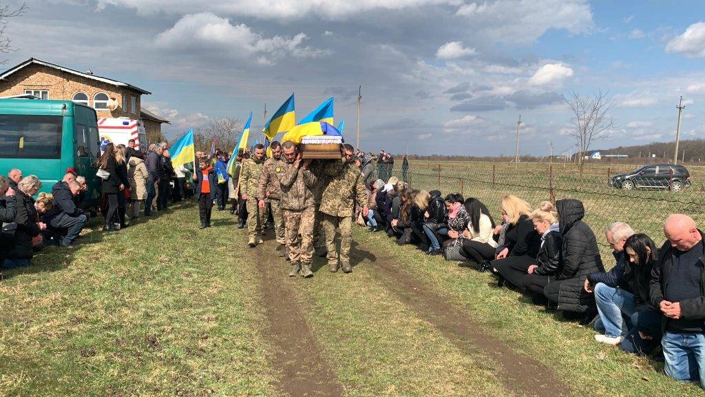 В Надвірнянській громаді провели в останню путь полеглого захисника Ігора Бакоту