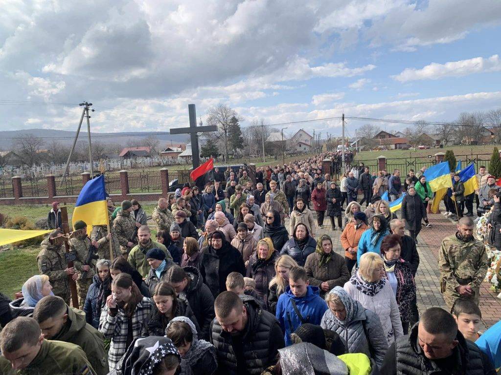 В Надвірнянській громаді провели в останню путь полеглого захисника Ігора Бакоту