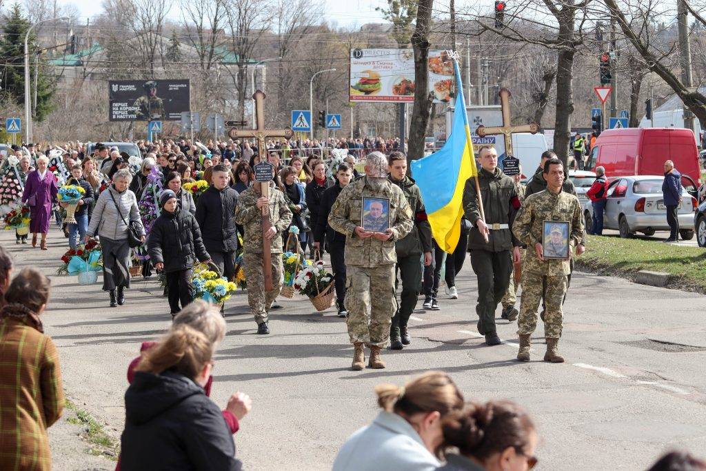 На колінах та зі сльозами на очах: в Калуші провели в останню путь двох Героїв. ФОТО