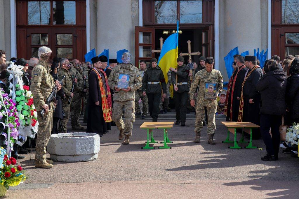 На колінах та зі сльозами на очах: в Калуші провели в останню путь двох Героїв. ФОТО