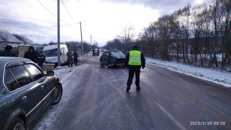 Жахлива автотроща на Коломийщині: зіткнулись рейсовий автобус і легковик