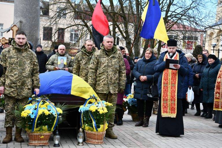 Рогатинська громада, стоячи на колінах, живим коридором зустріла захисника Івана Горина