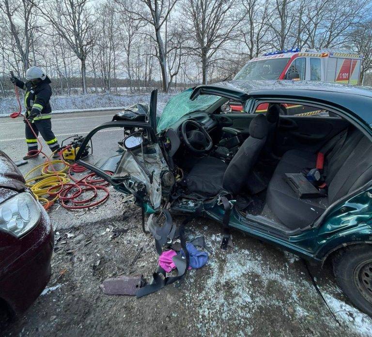 У ДТП на Прикарпатті загинула людина: тіло з понівеченого авто деблокували рятувальники