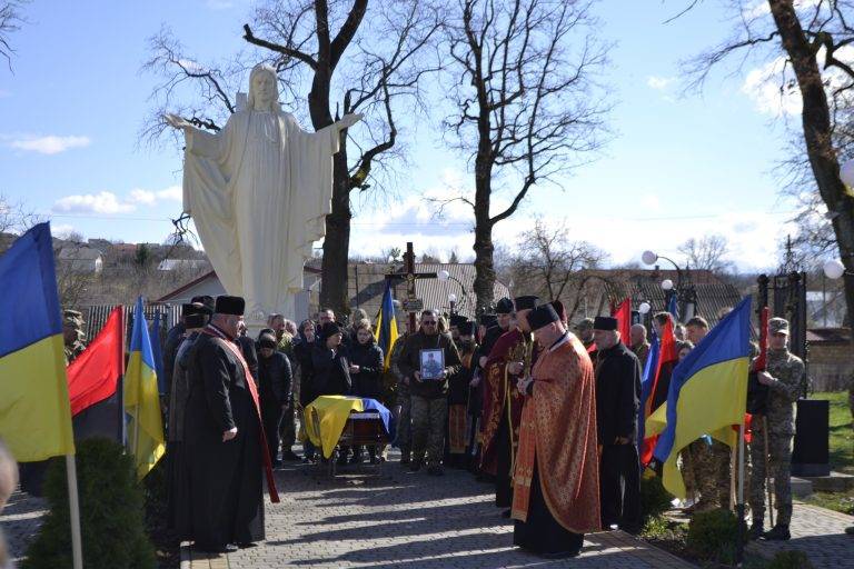 Солотвинська громада з глибоким сумом та сльозами зустріла тіло полеглого Героя Андрія Мельника