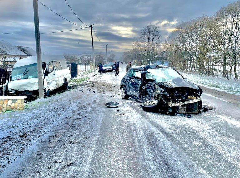 На Прикарпатті легковик протаранив рейсовий автобус. ФОТО