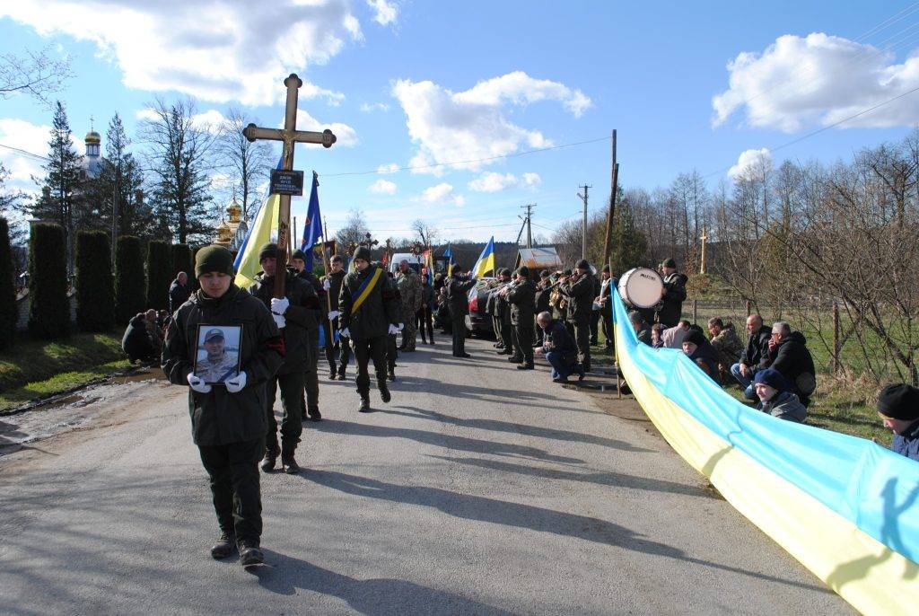 У Богородчанській громаді провели в останню путь волонтера та нацгвардійця Юрія Дякуна