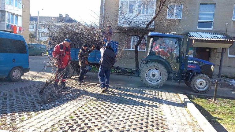 Франківські комунальники продовжують чепурити громаду до свят