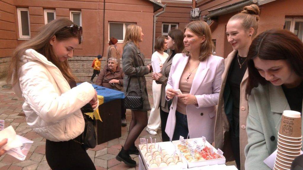 Франківські студенти-медики організували ярмарок на підтримку ЗСУ