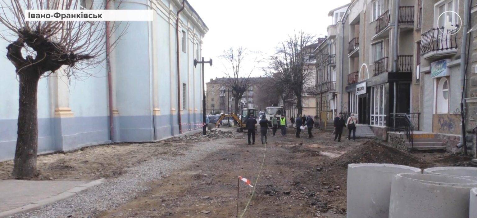 У Івано-Франківську після зими знову взялися ремонтувати двори