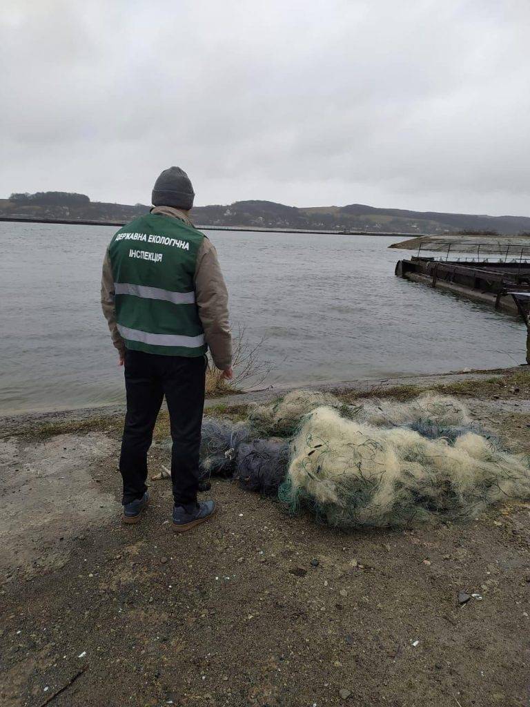 На Дністрі та Бурштинському водосховищі виявили браконьєрські сітки