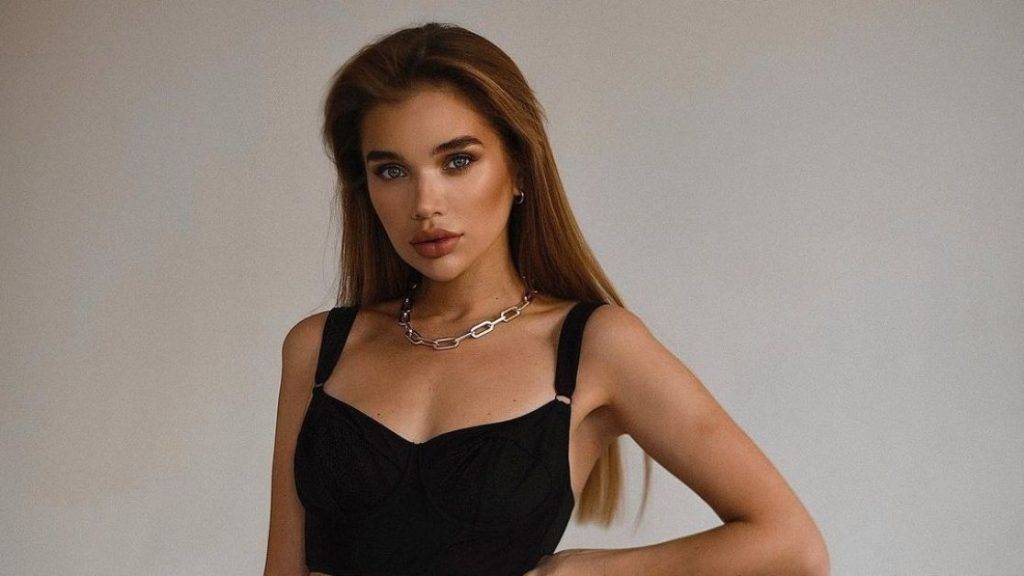 Блогерка Саша Бо з яскравим мейком попила вина та поплакала під душем у новому кліпі SHUMEI