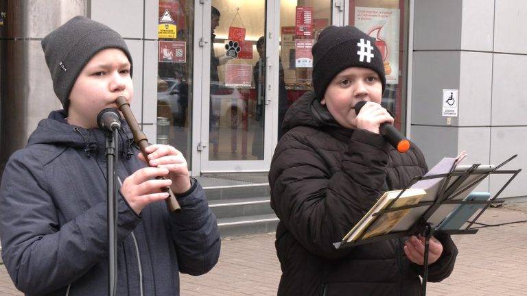 Двоє школярів влаштовують у середмісті Франківська концерти, щоб зібрати гроші для армії