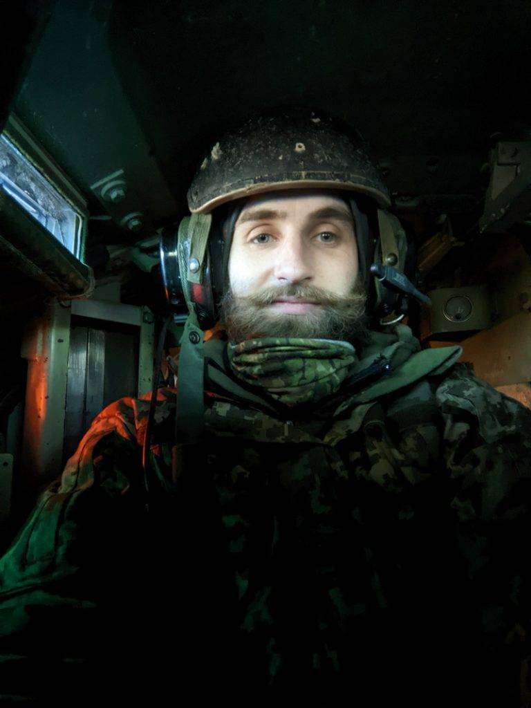 Франківський музикант та військовий просить допомогти придбати мікроавтобус для взводу