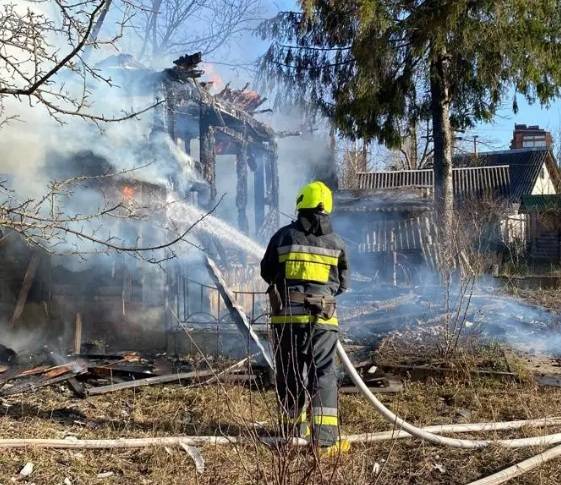 В Івано-Франківську біля міського озера горів дачний будинок