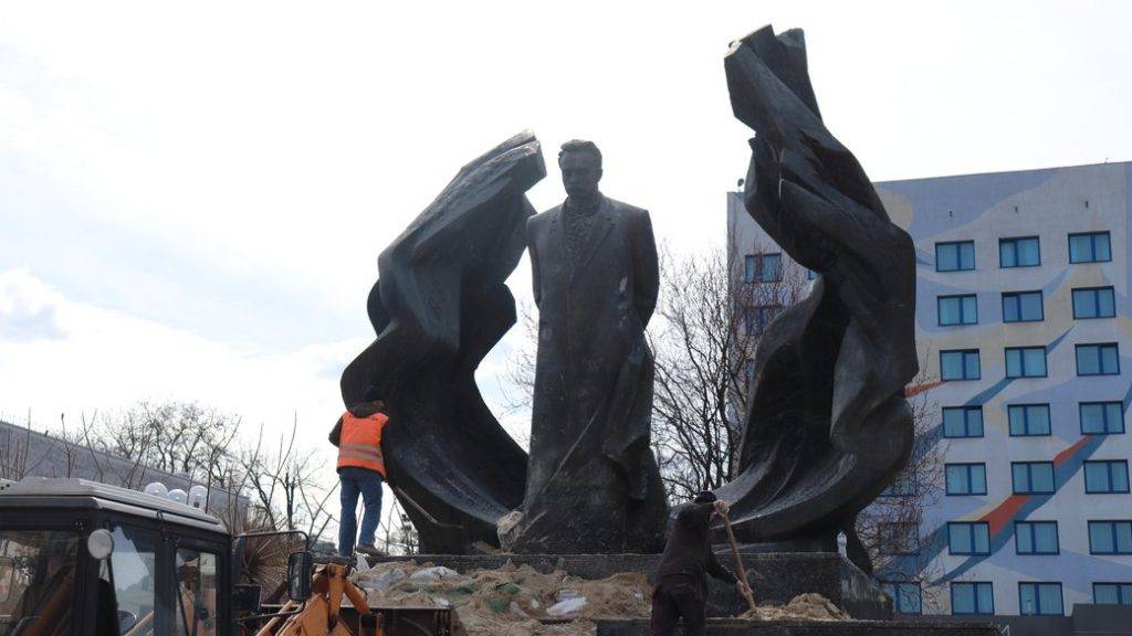 У Франківську довкола пам'ятників Франку й Міцкевичу забрали мішки з піском