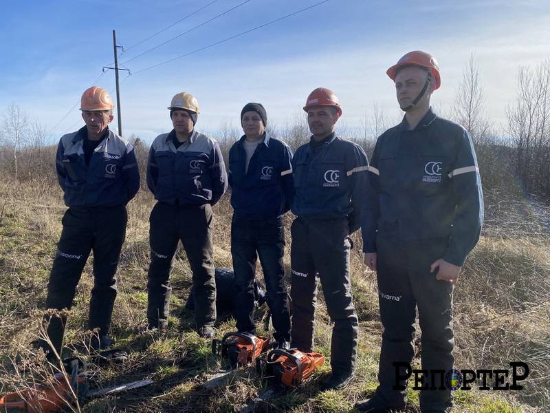 Долинські енергетики двічі їхали на Південь відновлювати мережі й готуються до третьої поїздки